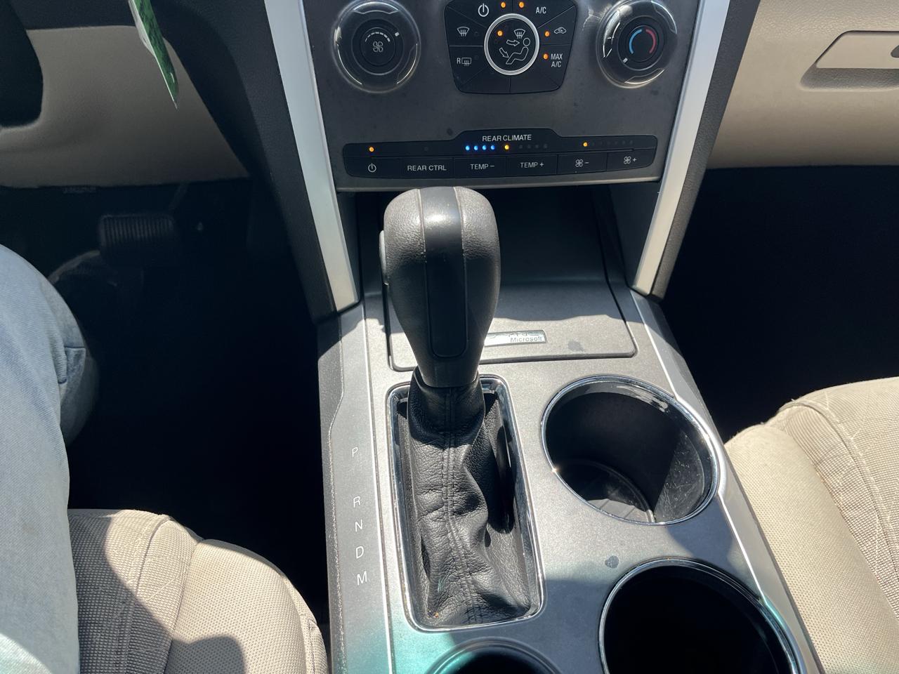 Ford Explorer Base FWD 2012