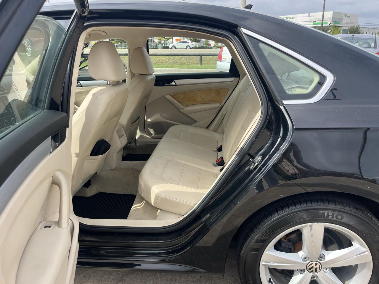 Volkswagen Passat 2.5L SE AT 2012