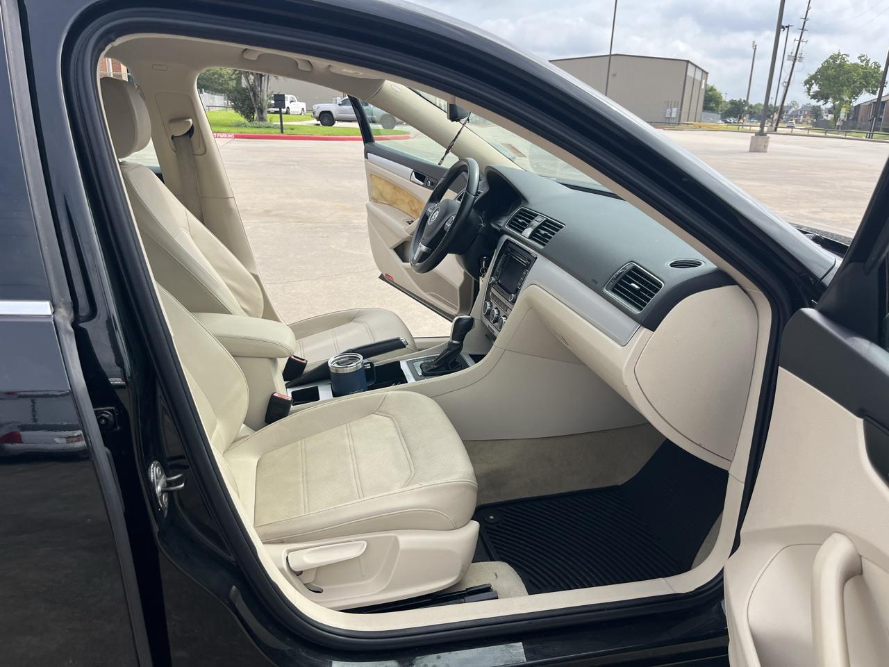 Volkswagen Passat 2.5L SE AT 2012