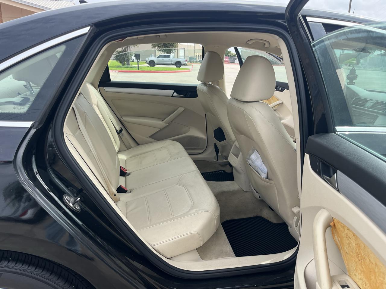 Volkswagen Passat 2.5L SE AT 2012