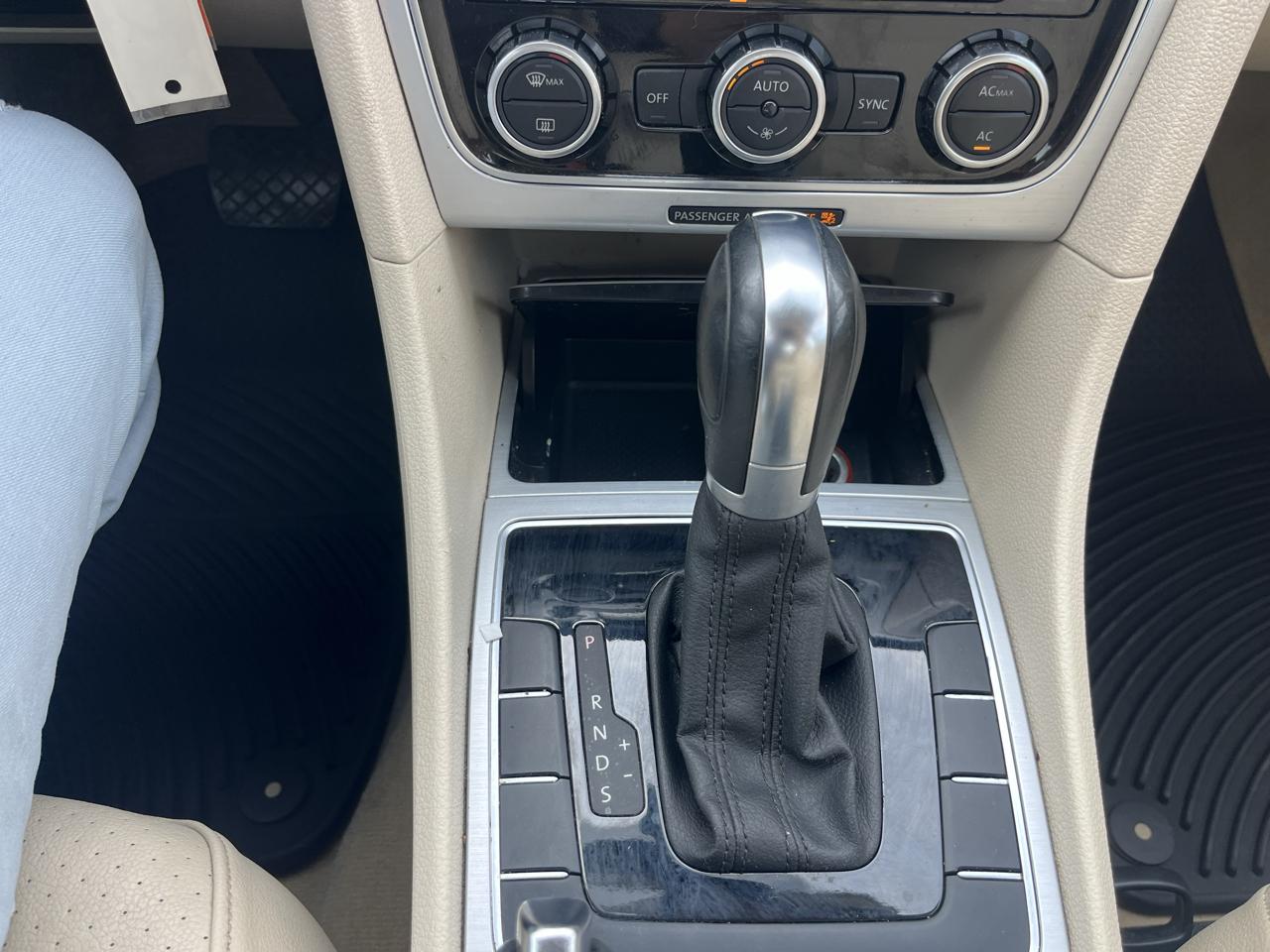 Volkswagen Passat 2.5L SE AT 2012