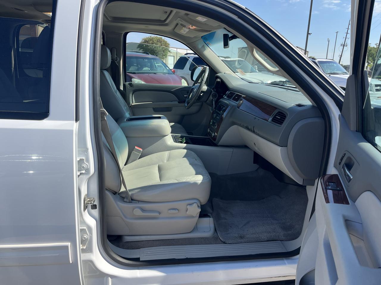 Chevrolet Suburban LT 1500 2WD 2012