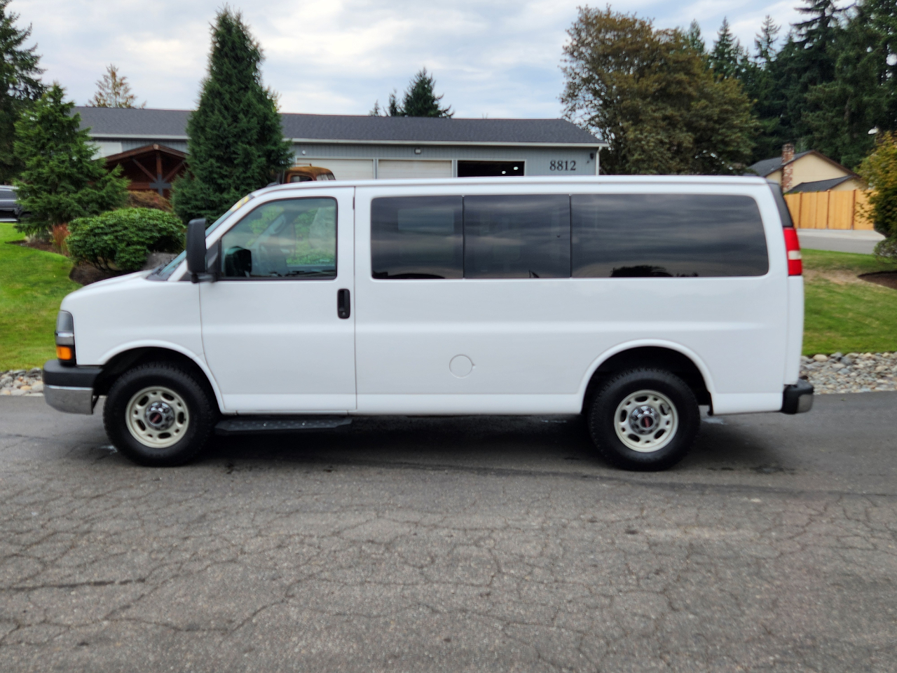 Chevrolet Express Passenger RWD 2500 135" LT 2013