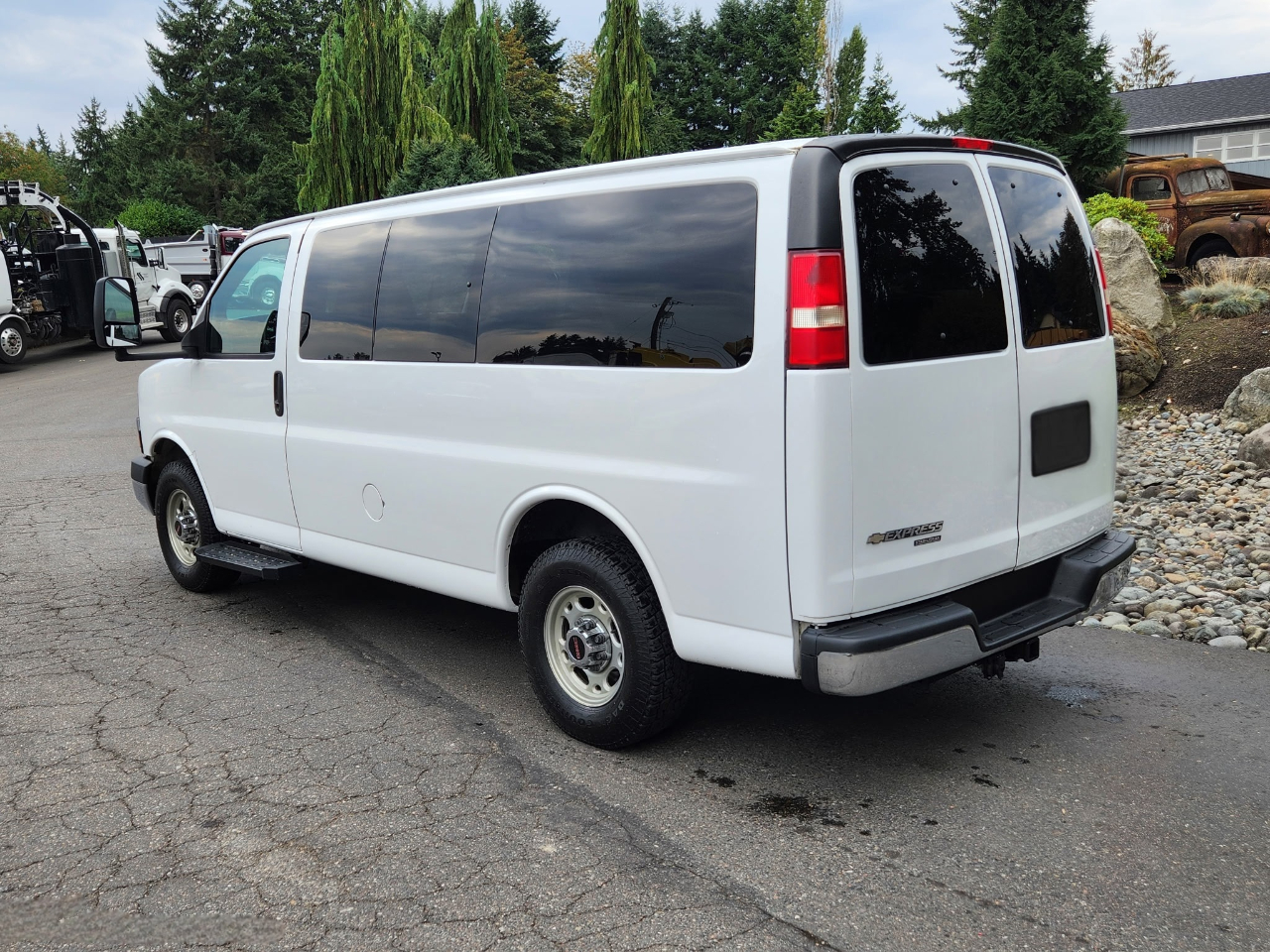 Chevrolet Express Passenger RWD 2500 135" LT 2013
