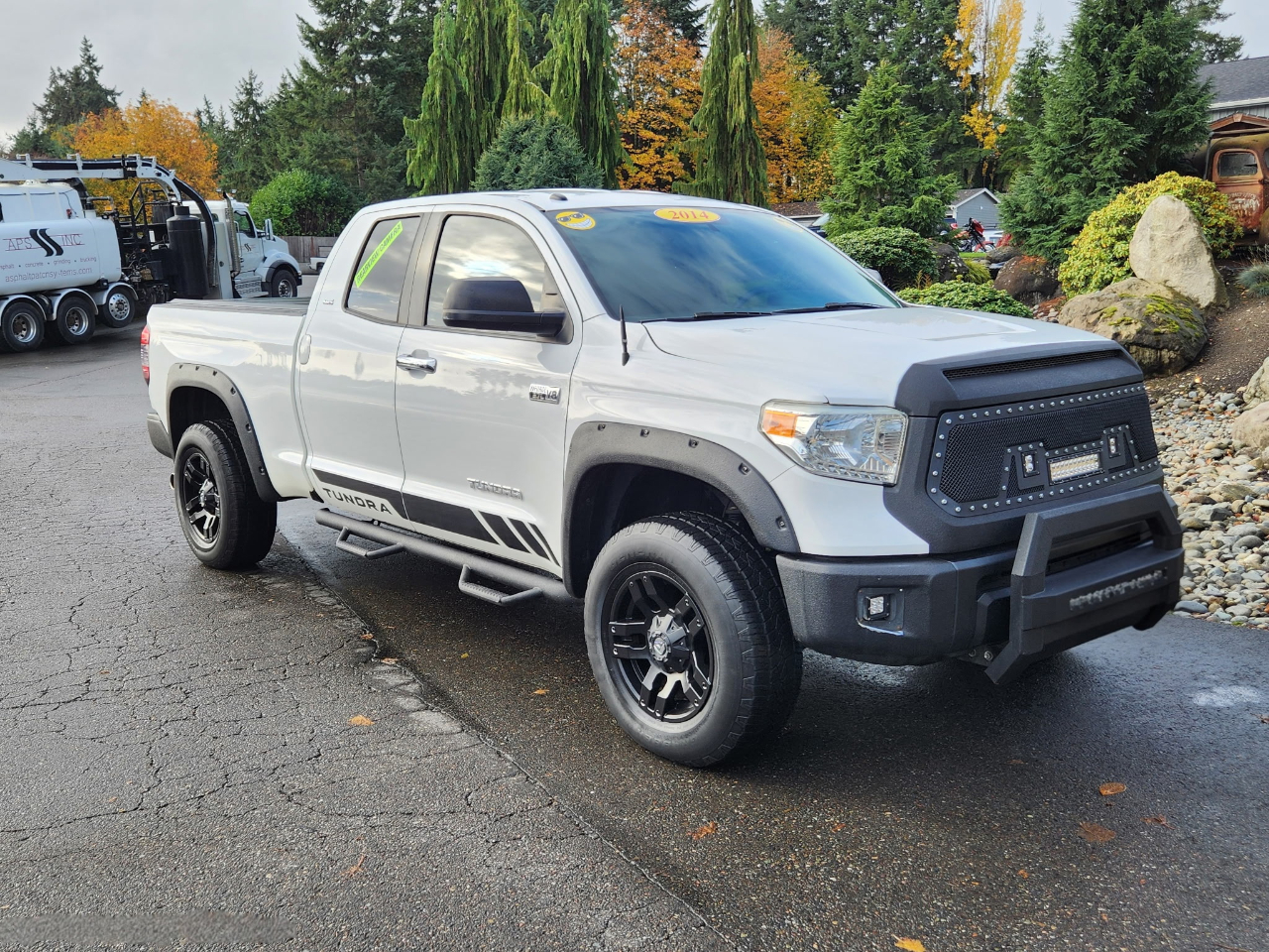 Toyota Tundra 4WD Truck Double Cab 5.7L V8 6-Spd AT SR5 (Natl) 2014