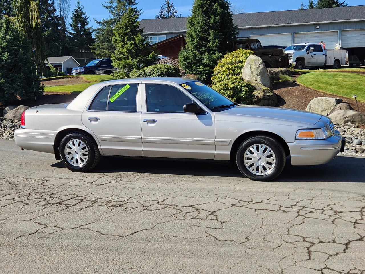 Ford Crown Victoria 4dr Sdn LX 2005
