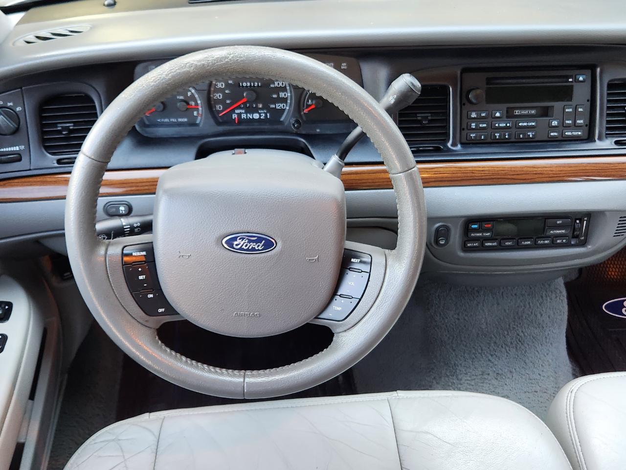 Ford Crown Victoria 4dr Sdn LX 2005