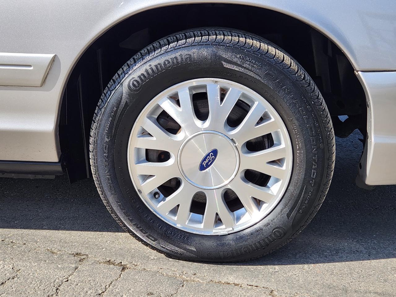 Ford Crown Victoria 4dr Sdn LX 2005