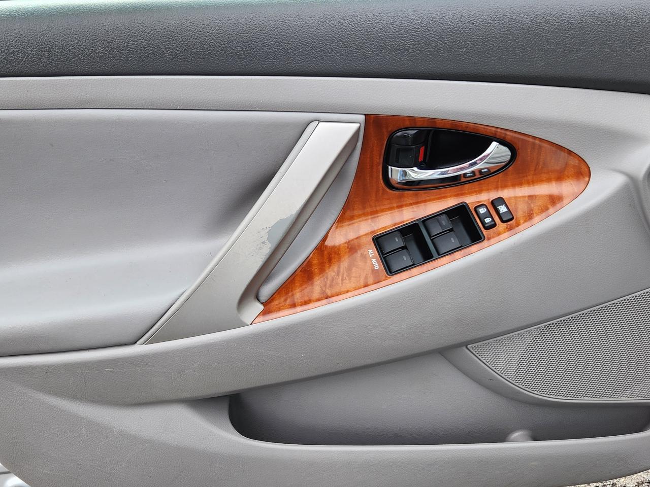 Toyota Camry 4dr Sdn V6 Auto XLE (Natl) 2011