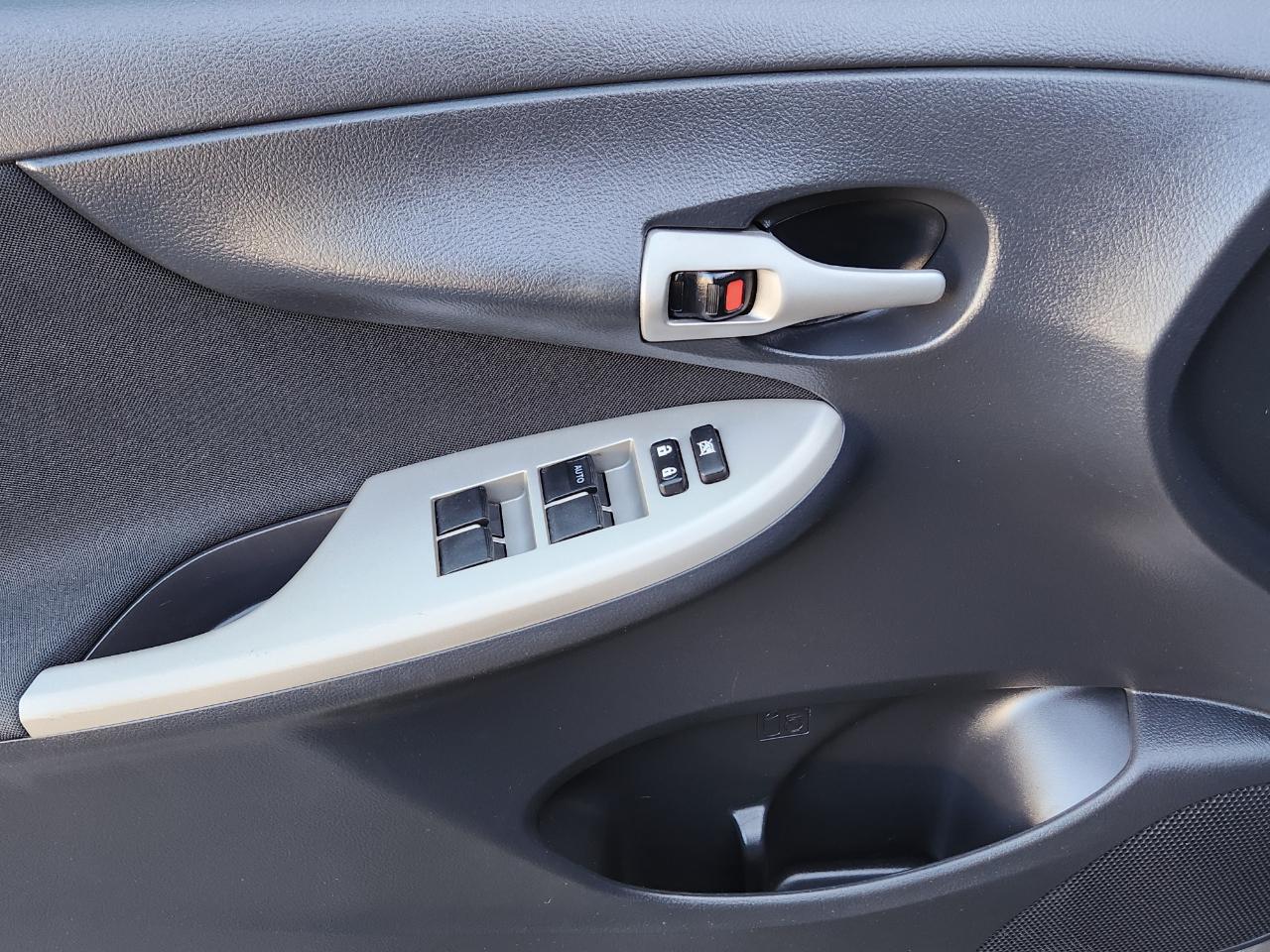 Toyota Corolla 4dr Sdn Auto S (Natl) 2013