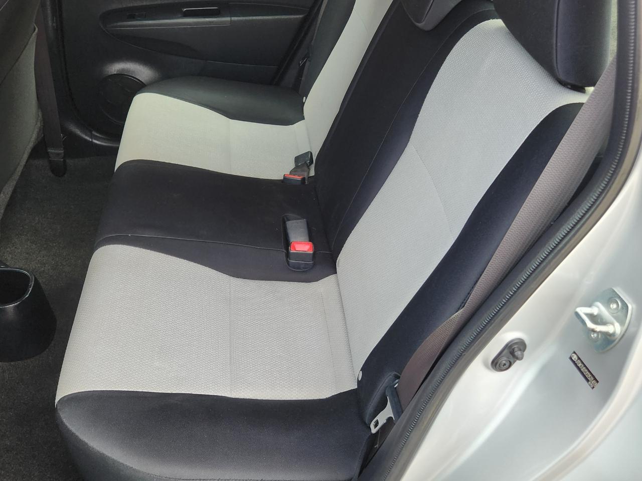 Toyota Yaris 5dr Liftback Auto LE (Natl) 2012