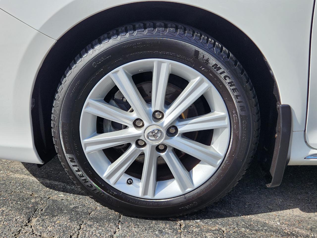 Toyota Camry 4dr Sdn I4 Auto XLE (Natl) 2012