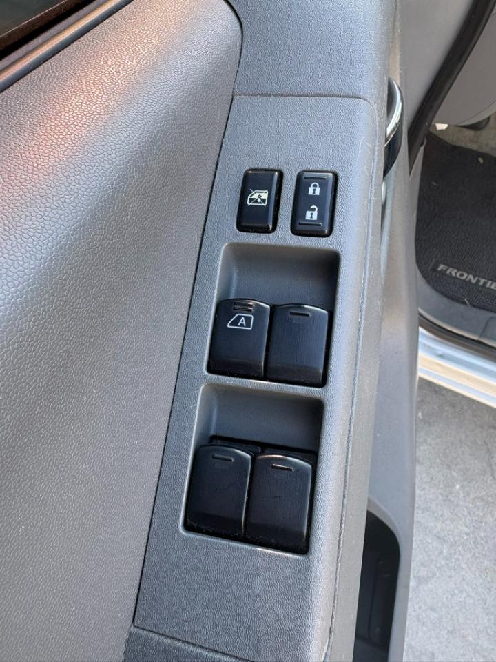 Nissan Frontier 2WD Crew Cab SWB Auto SV 2016