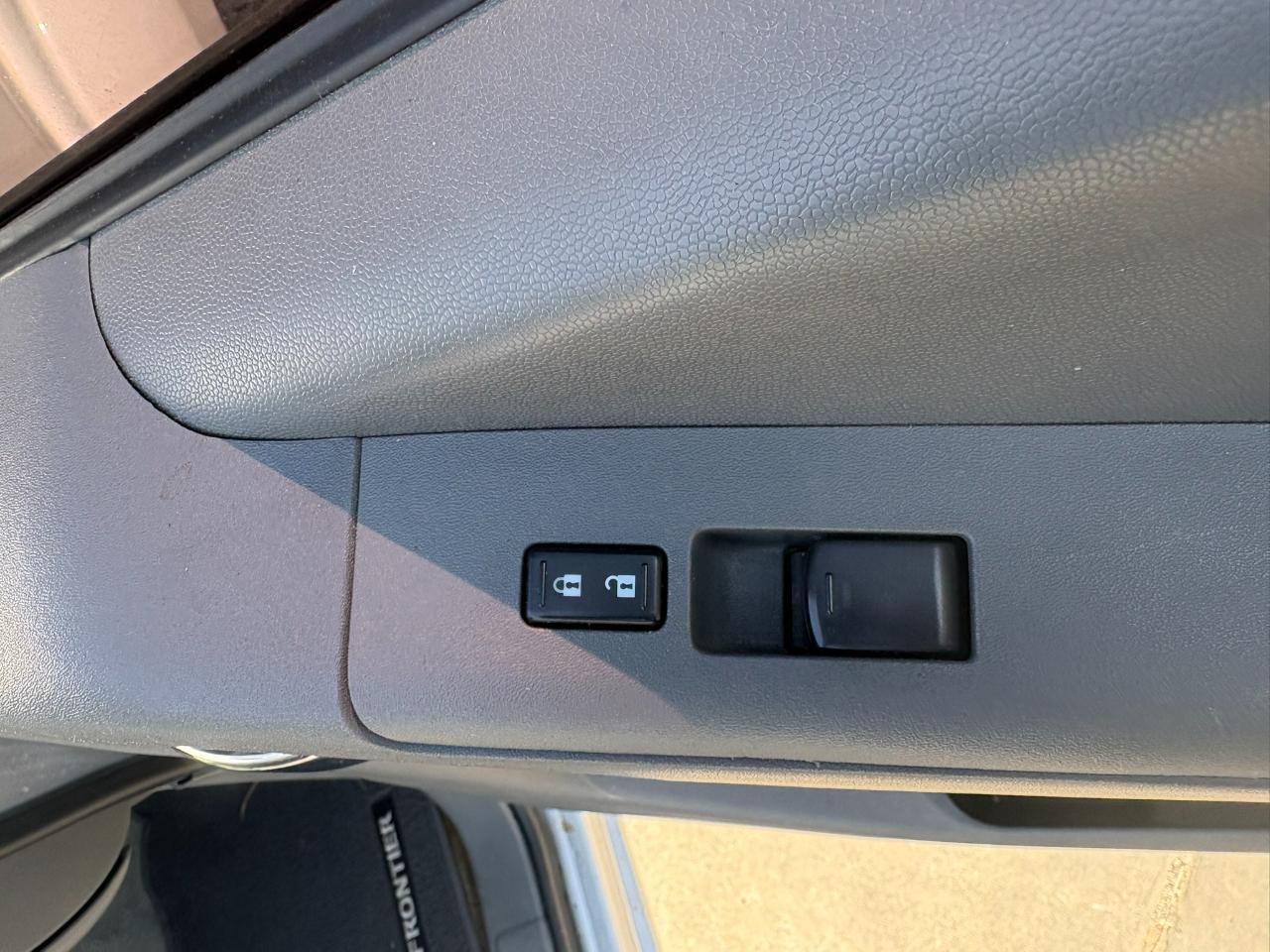 Nissan Frontier 2WD Crew Cab SWB Auto SV 2016