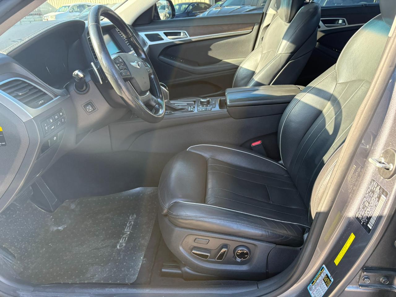 Hyundai Genesis 4dr Sdn V6 3.8L AWD 2015