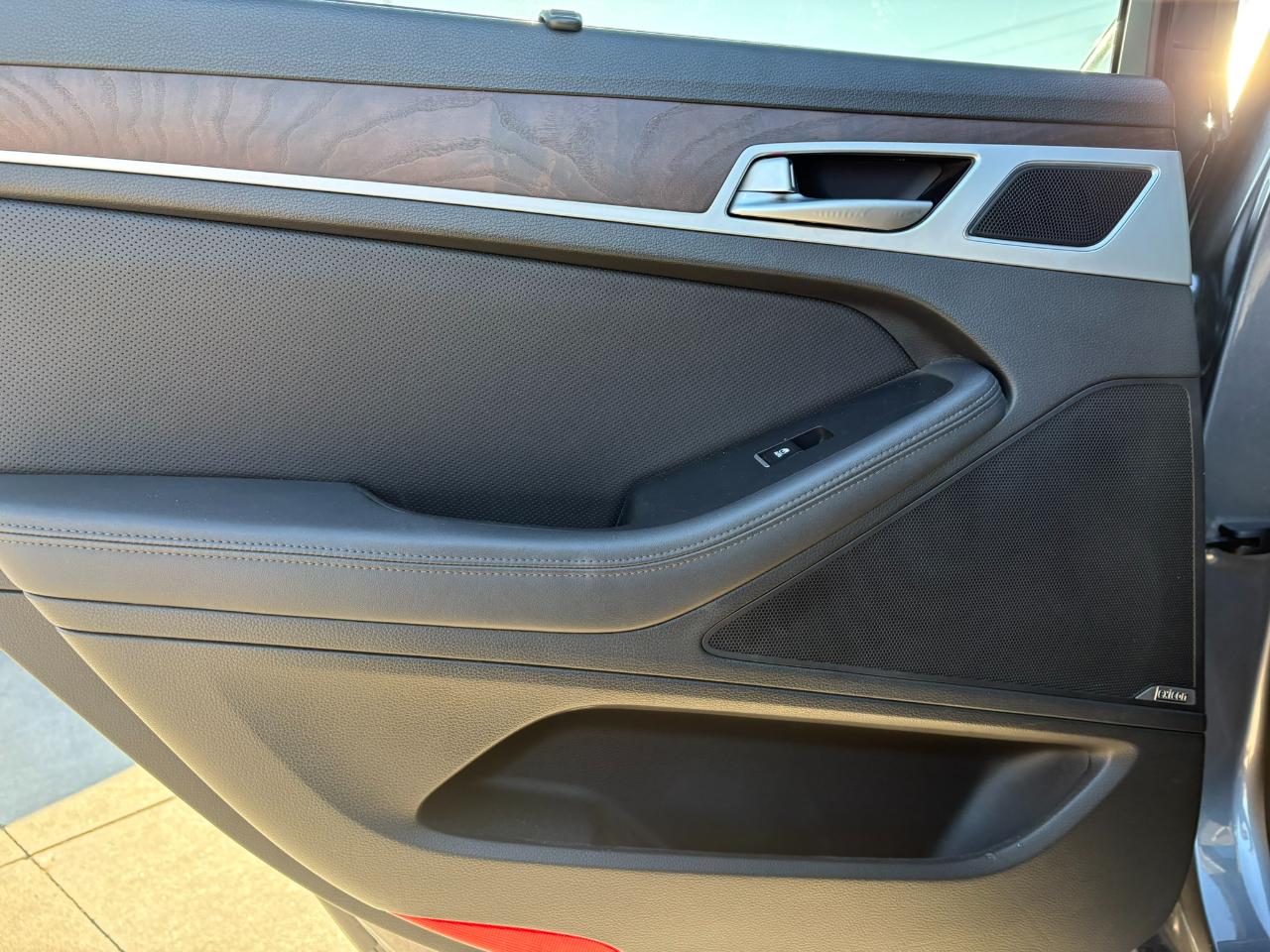 Hyundai Genesis 4dr Sdn V6 3.8L AWD 2015