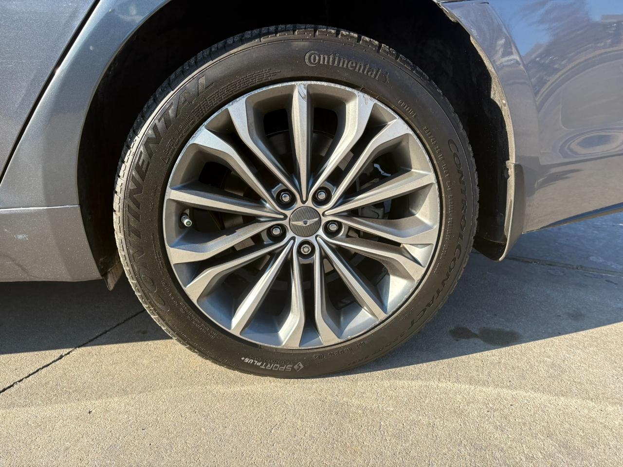 Hyundai Genesis 4dr Sdn V6 3.8L AWD 2015