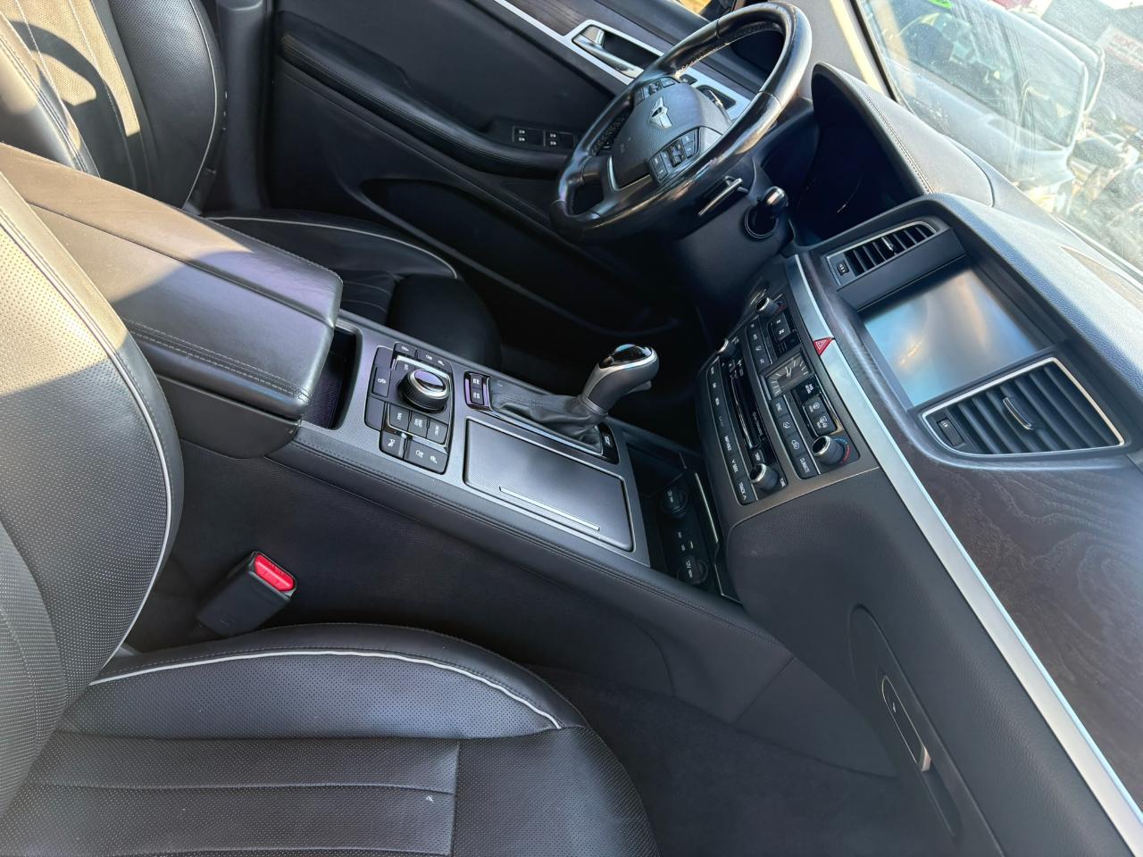 Hyundai Genesis 4dr Sdn V6 3.8L AWD 2015