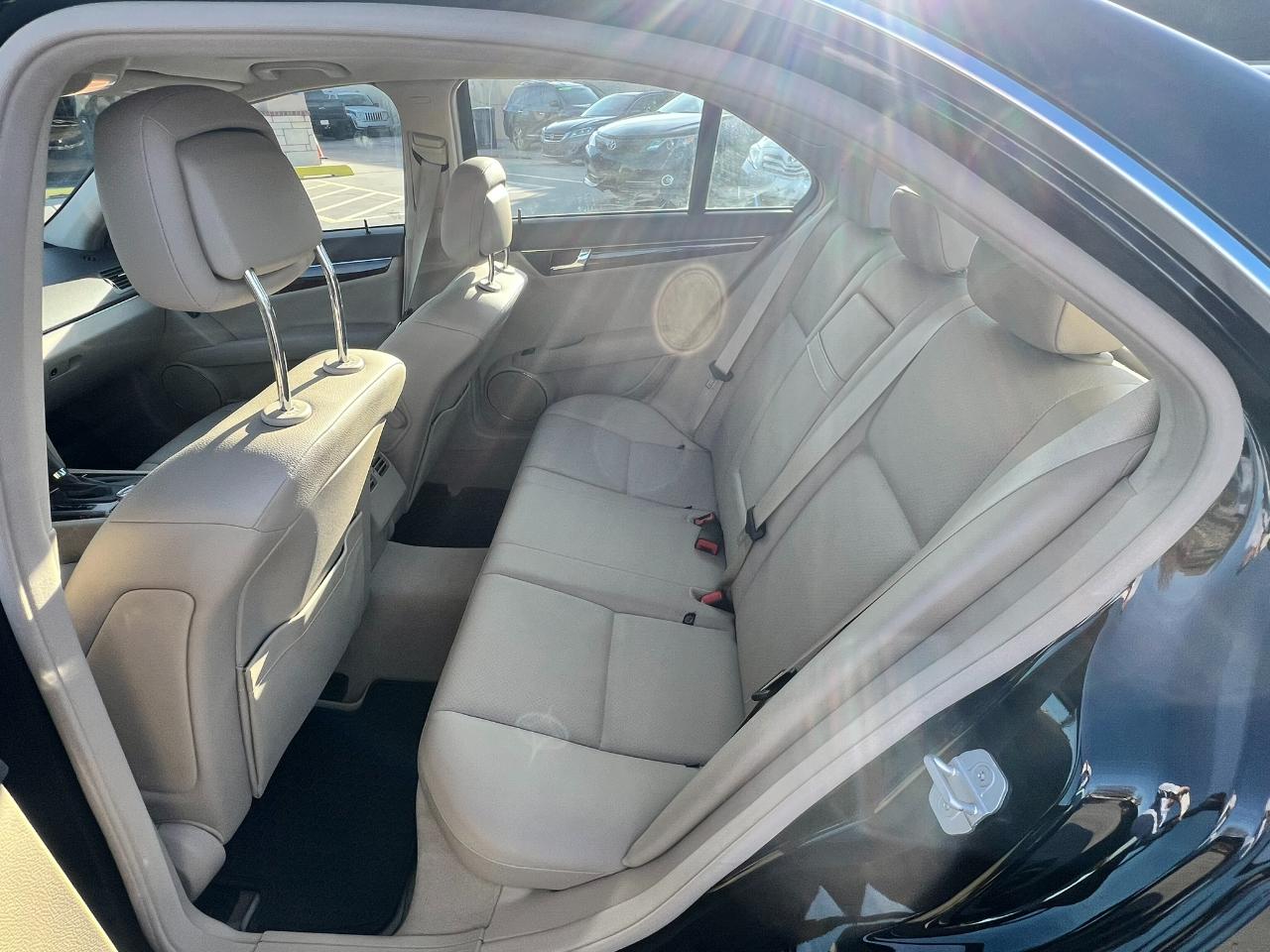 Mercedes-Benz C-Class 4dr Sdn C 300 Luxury RWD 2010