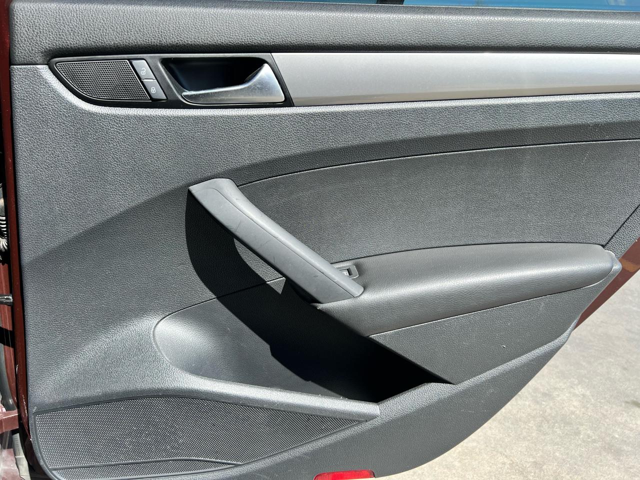 Volkswagen Passat 4dr Sdn 1.8T Auto Wolfsburg Ed 2014