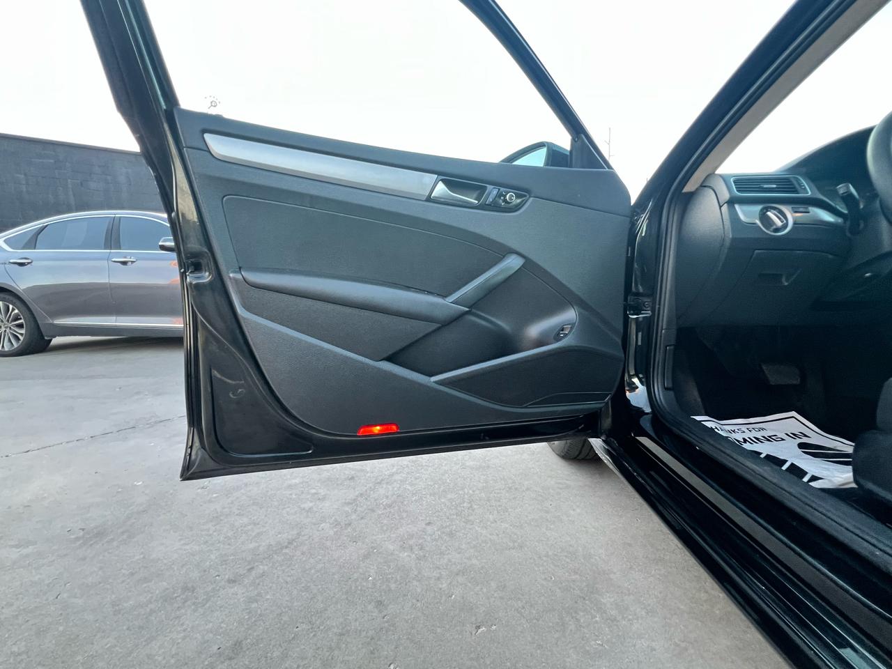 Volkswagen Passat 4dr Sdn 2.5L Auto S PZEV 2012