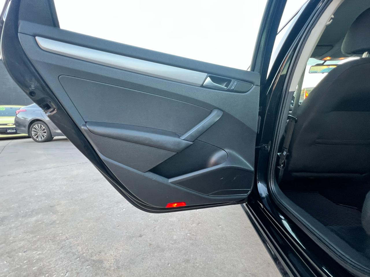 Volkswagen Passat 4dr Sdn 2.5L Auto S PZEV 2012