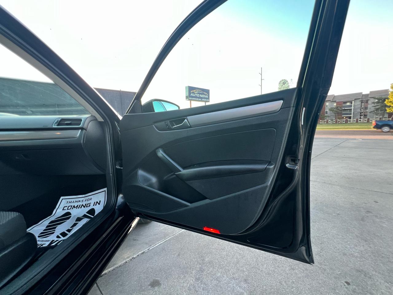 Volkswagen Passat 4dr Sdn 2.5L Auto S PZEV 2012