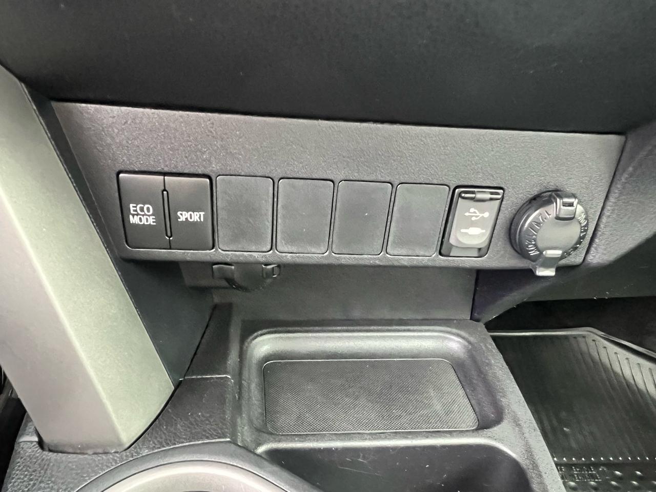 Toyota RAV4 FWD 4dr XLE (Natl) 2016