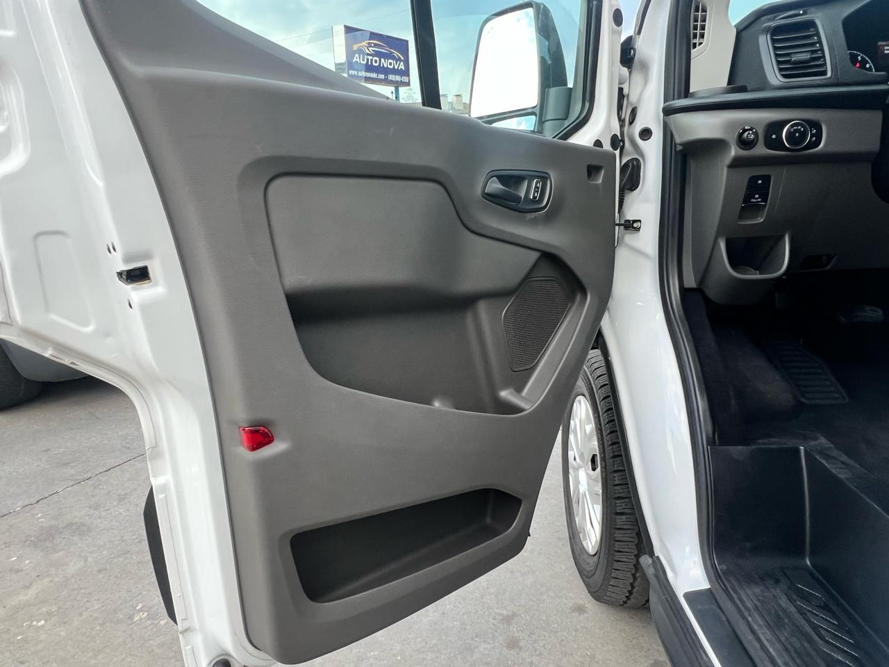 Ford Transit Passenger Wagon T-350 148" Low Roof XLT RWD 2025