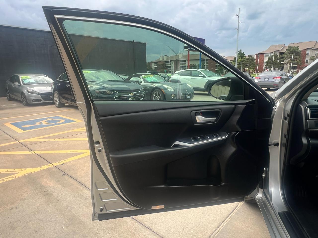 Toyota Camry 4dr Sdn I4 Auto XLE (Natl) 2015