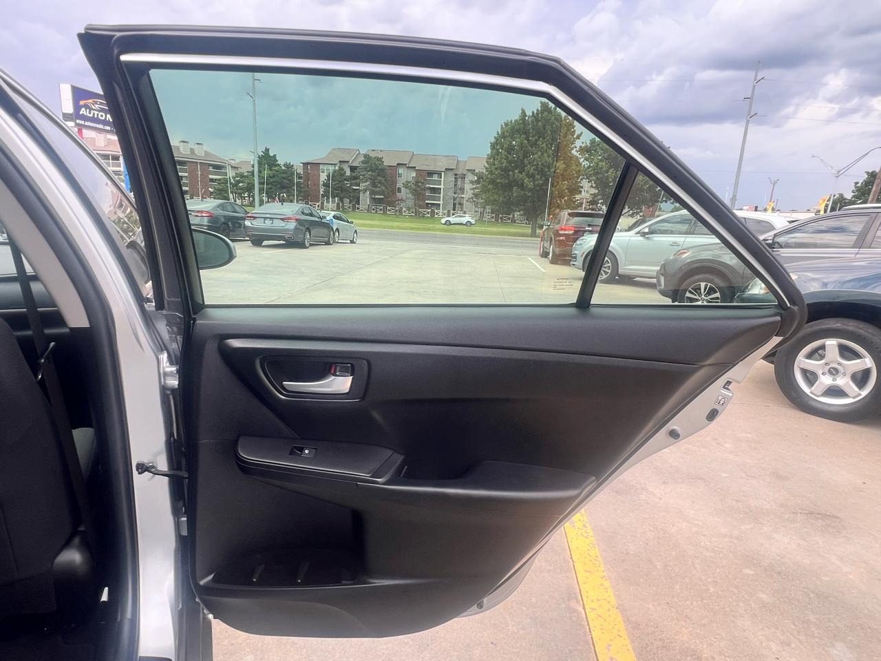 Toyota Camry 4dr Sdn I4 Auto XLE (Natl) 2015