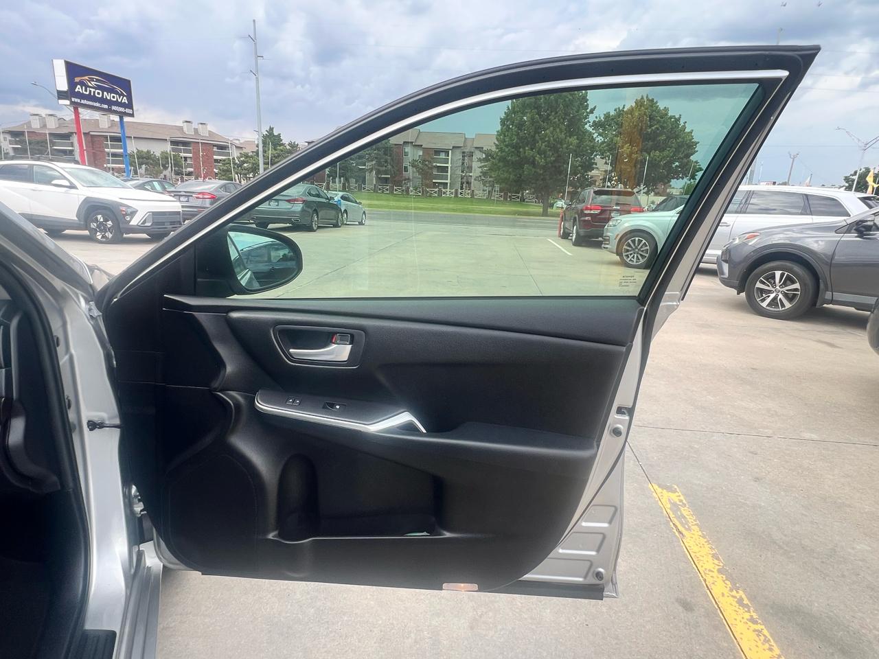 Toyota Camry 4dr Sdn I4 Auto XLE (Natl) 2015