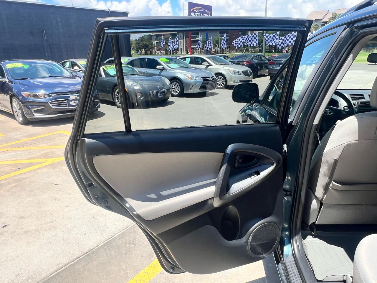 Toyota RAV4 FWD 4dr 4-cyl 4-Spd AT (Natl) 2009
