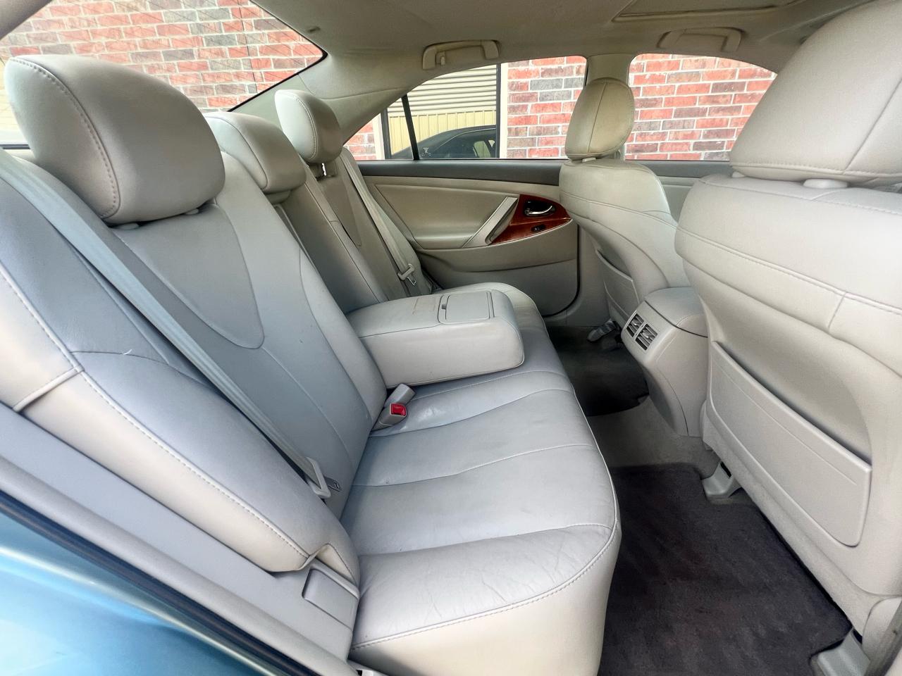 Toyota Camry 4dr Sdn I4 Man LE (Natl) 2011