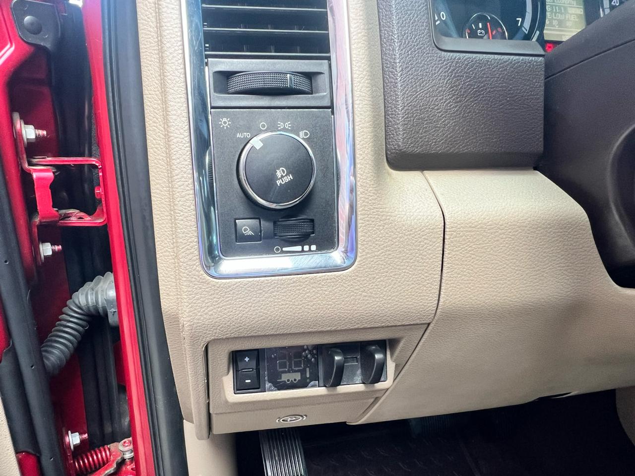 RAM 1500 4WD Quad Cab 140.5" Laramie 2011