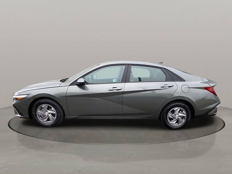 Hyundai Elantra SE IVT 2025