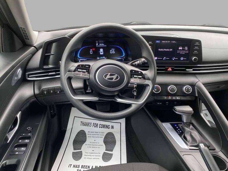 Hyundai Elantra SE IVT 2025