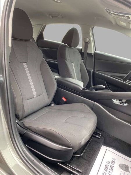 Hyundai Elantra SE IVT 2025