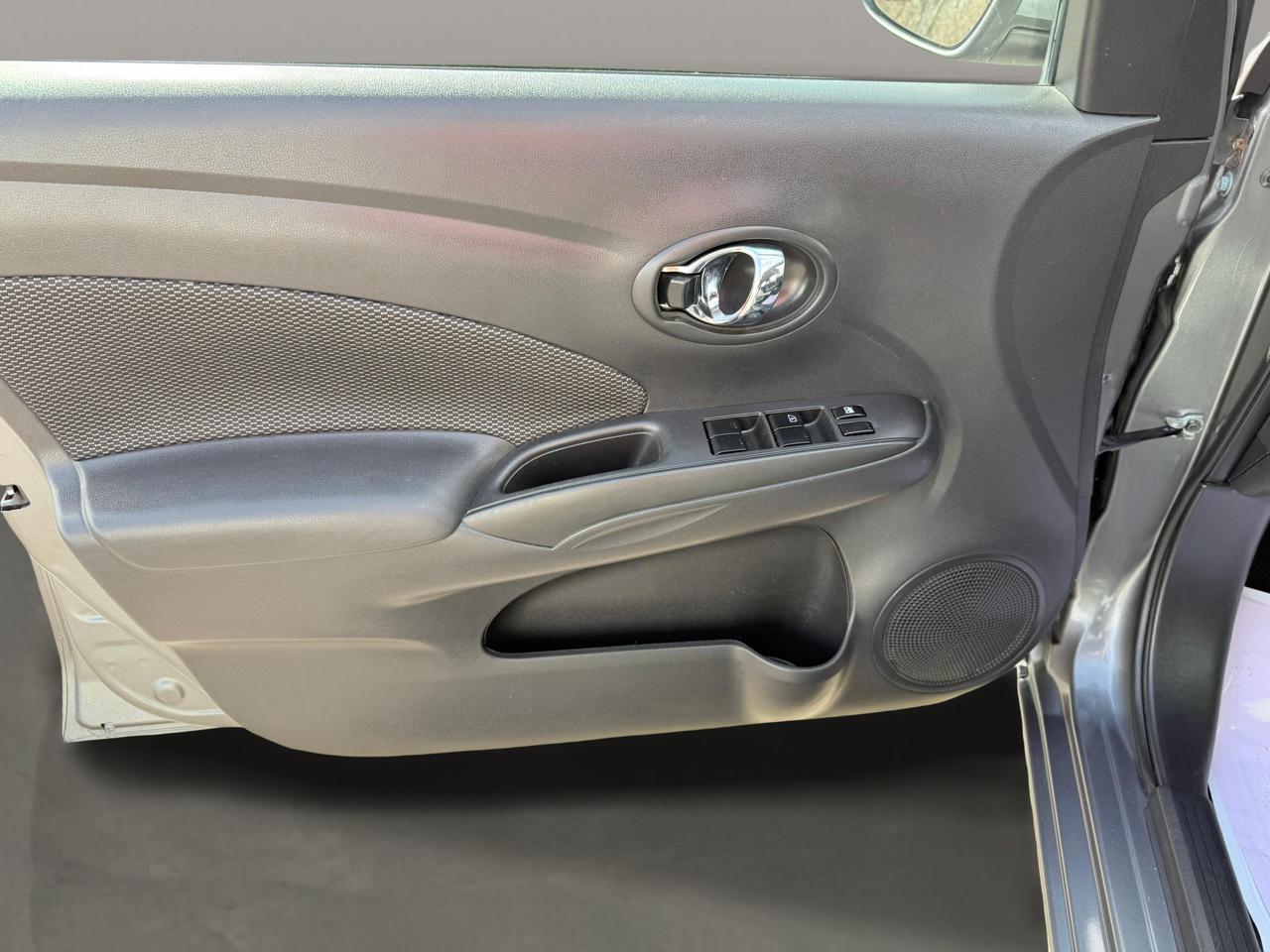 Nissan Versa Sedan SV CVT 2019