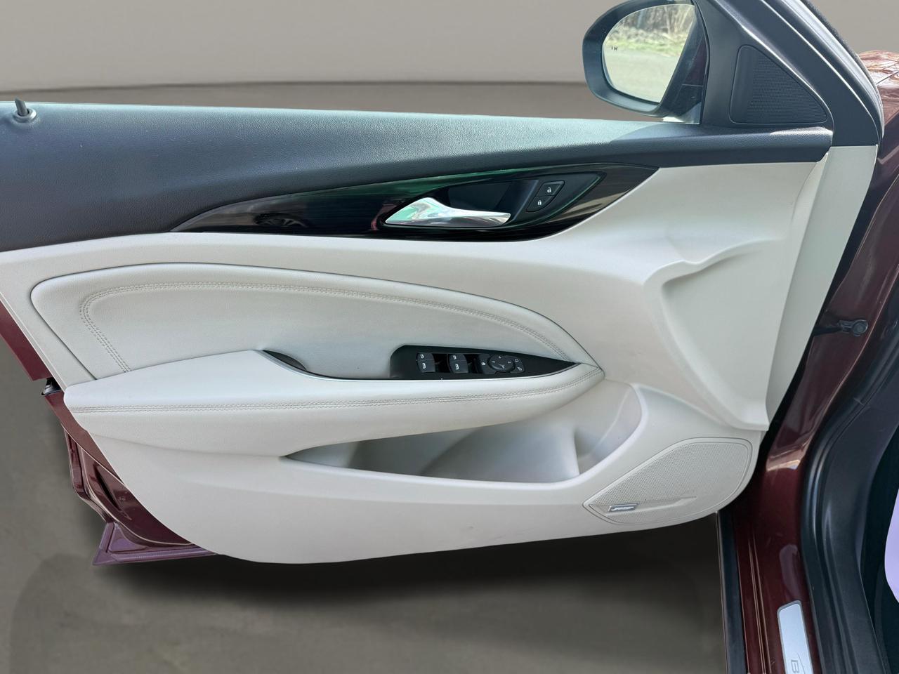 Buick Regal Sportback 4dr Sdn Essence FWD 2018