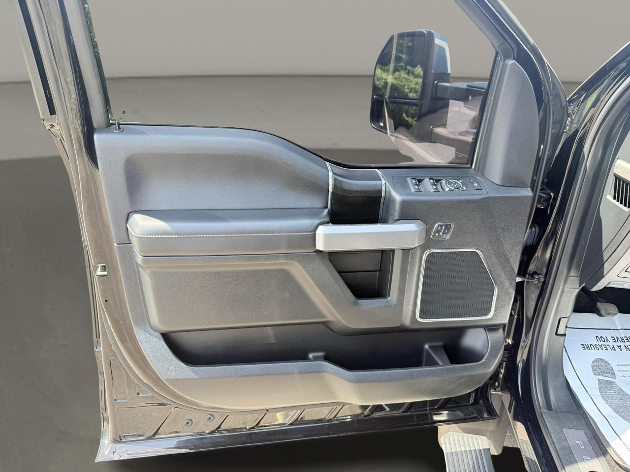 Ford Super Duty F-450 DRW Platinum 4WD Crew Cab 8' Box 2018
