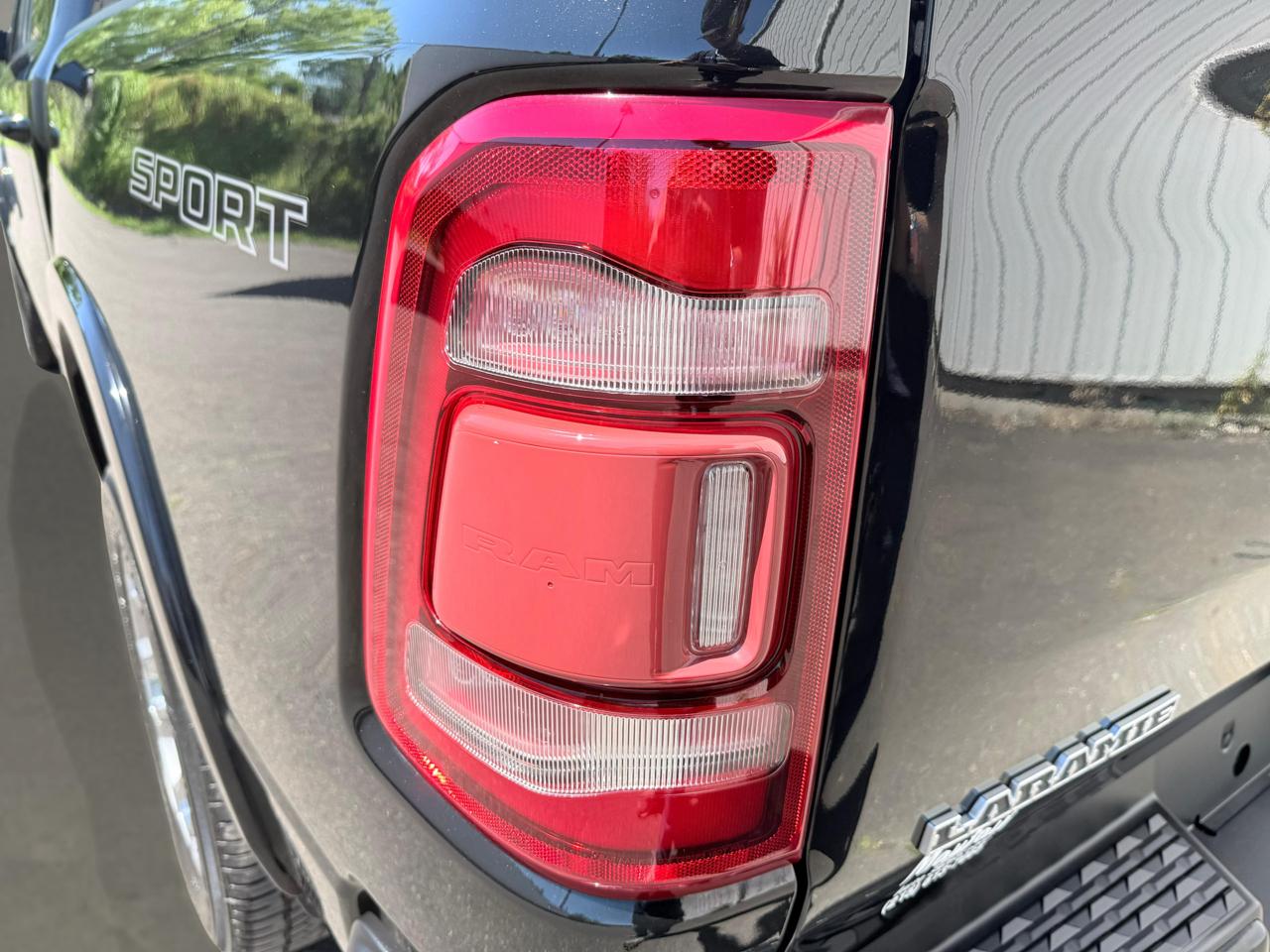 RAM 1500 Laramie 4x4 Crew Cab 5'7" Box 2022