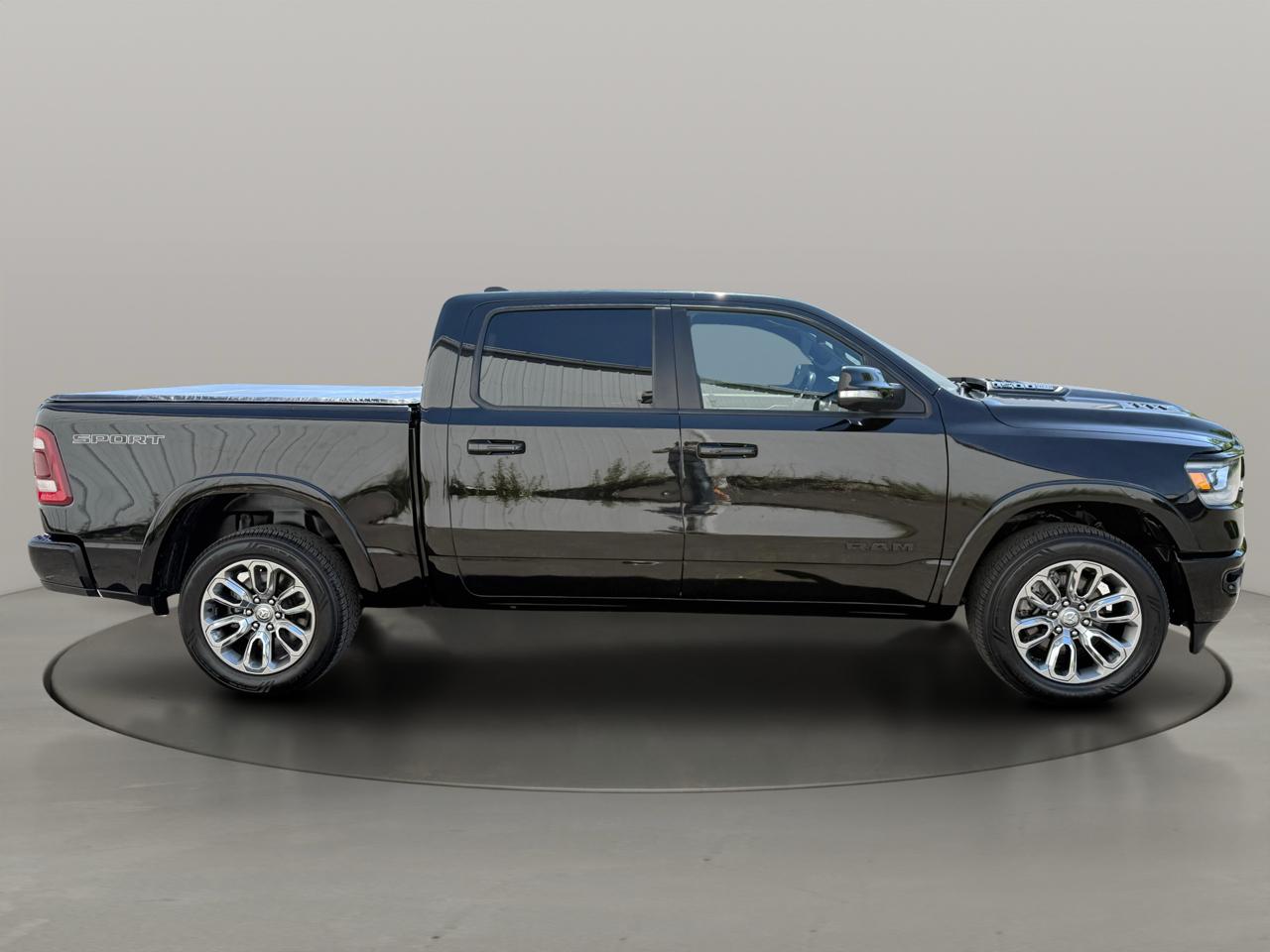 RAM 1500 Laramie 4x4 Crew Cab 5'7" Box 2022