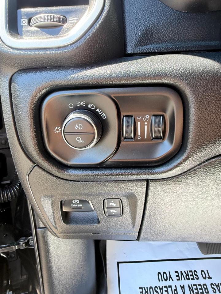 RAM 1500 Laramie 4x4 Crew Cab 5'7" Box 2022