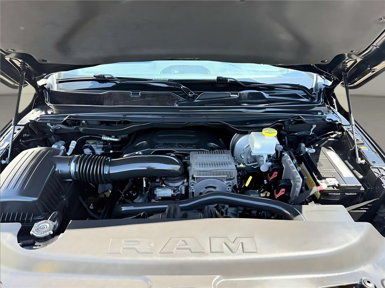 RAM 1500 Laramie 4x4 Crew Cab 5'7" Box 2022
