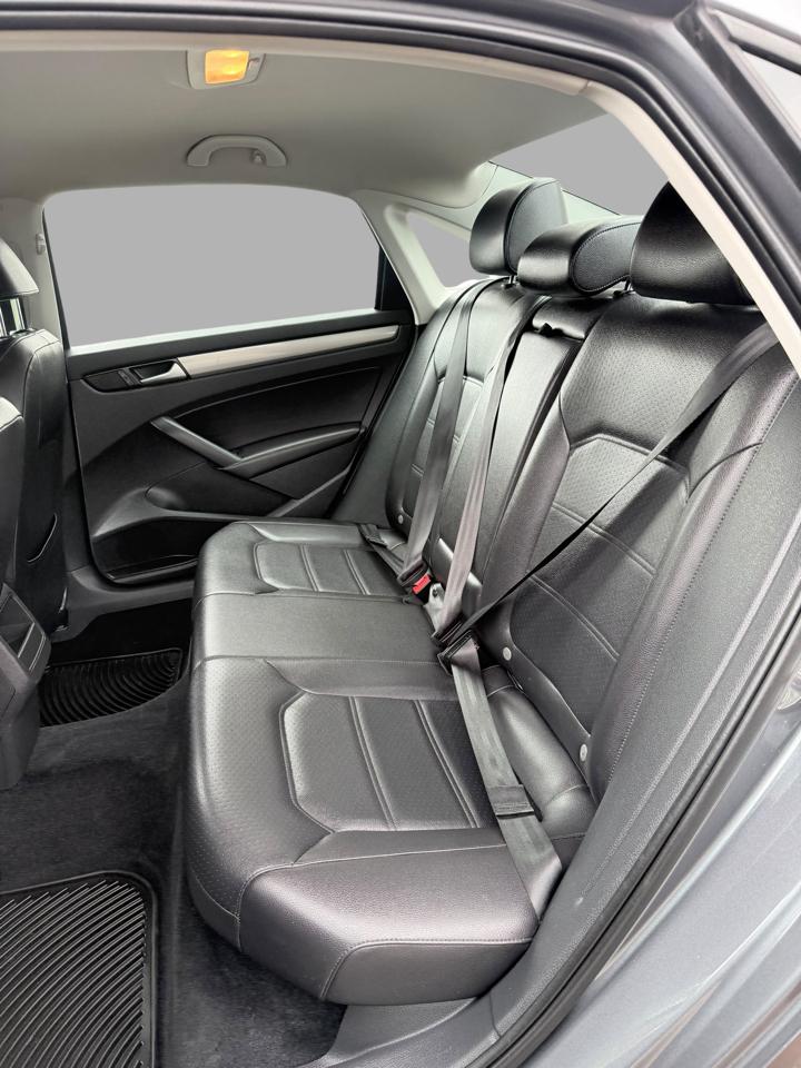 Volkswagen Passat 4dr Sdn 1.8T Auto S 2015