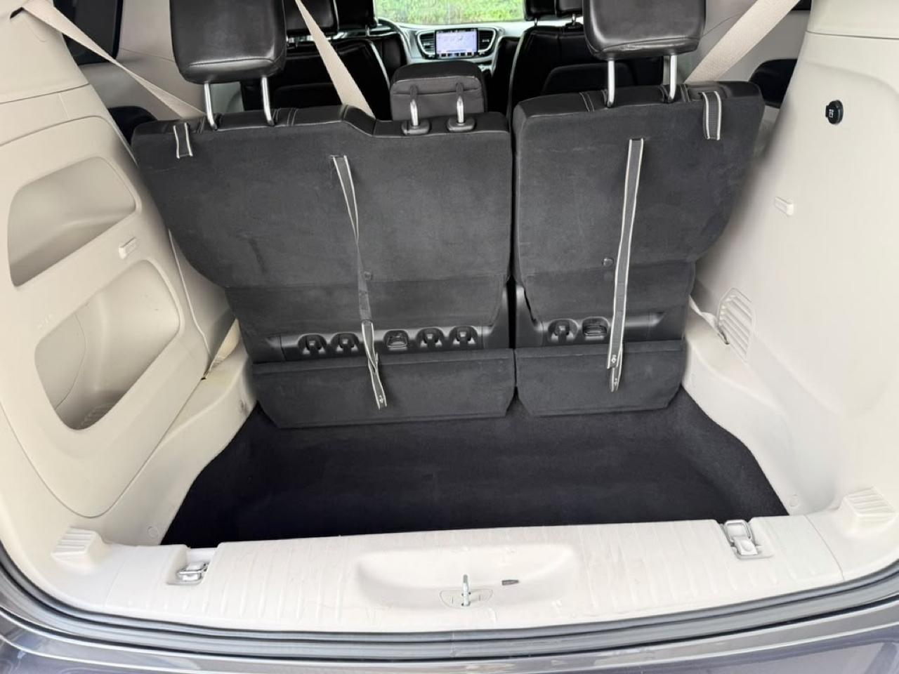 Chrysler Pacifica Touring L FWD 2023