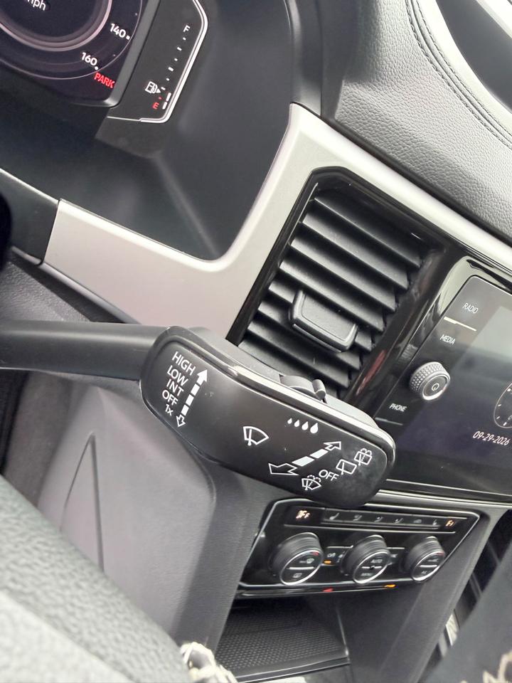 Volkswagen Atlas Cross Sport 2.0T SE w/Technology FWD 2023