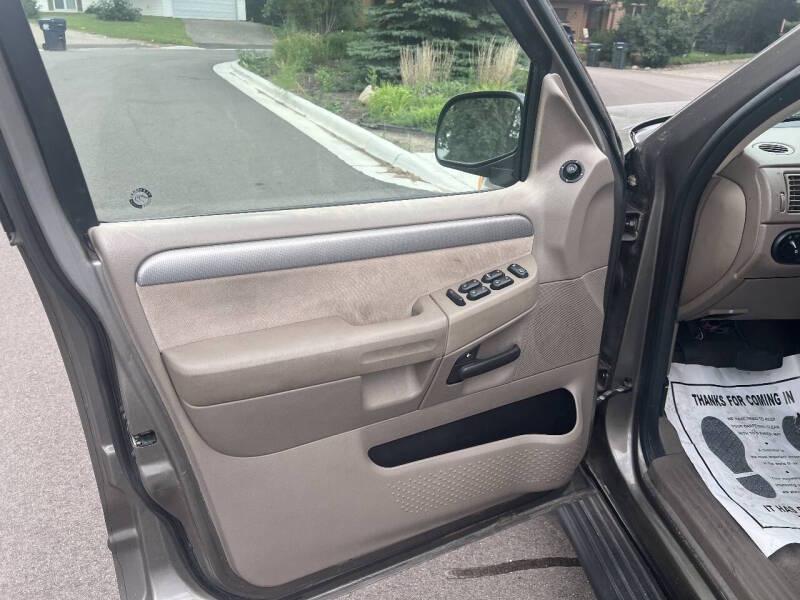 2004 Ford Explorer XLT - Photo 8