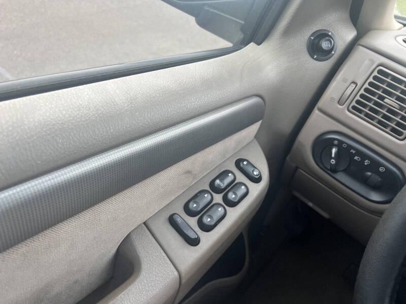 2004 Ford Explorer XLT - Photo 19